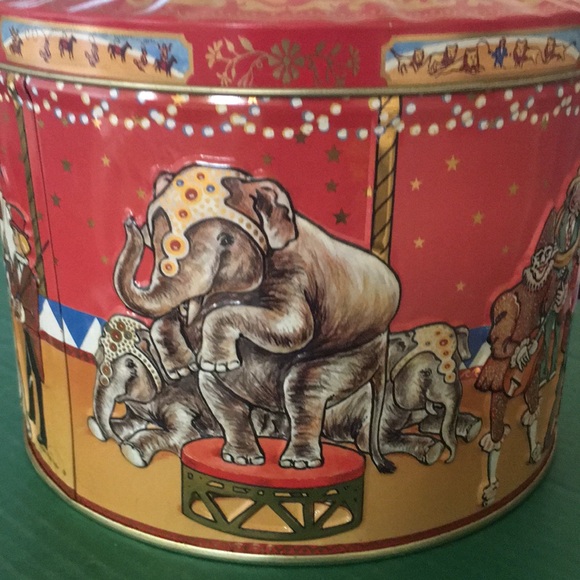 Vibrant Circus Tin with Playful Illustrations - Picture 3 of 7